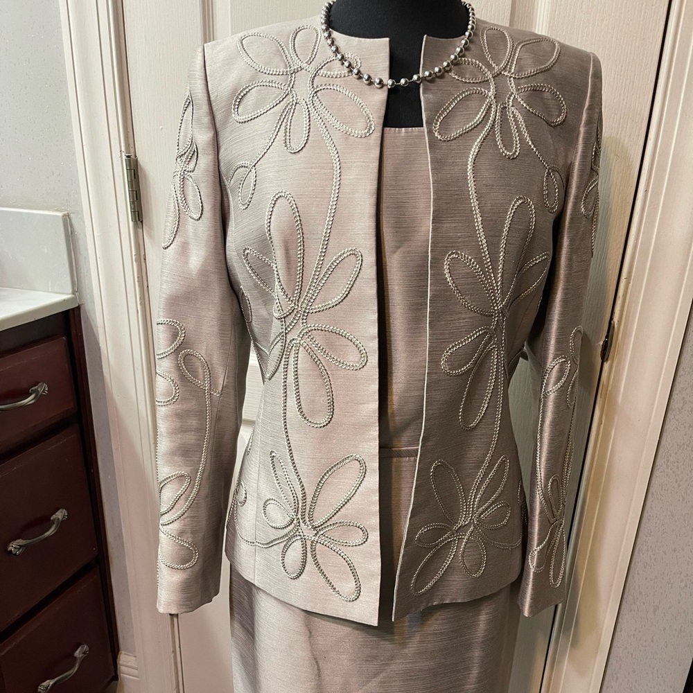 KASPER 3 Piece SUIT BEIGE/WHEAT COLOR SIZE 6  PURCHASED AT SAKES